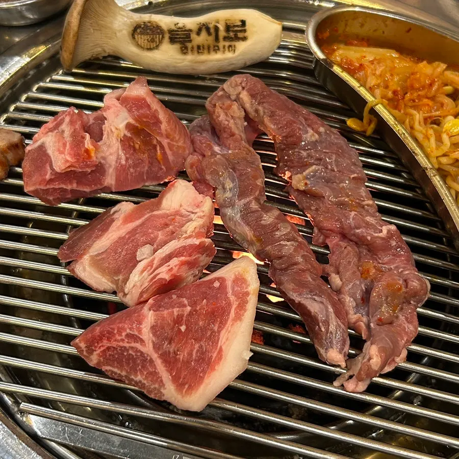 목살과 항정살 등 여러 부위 구이