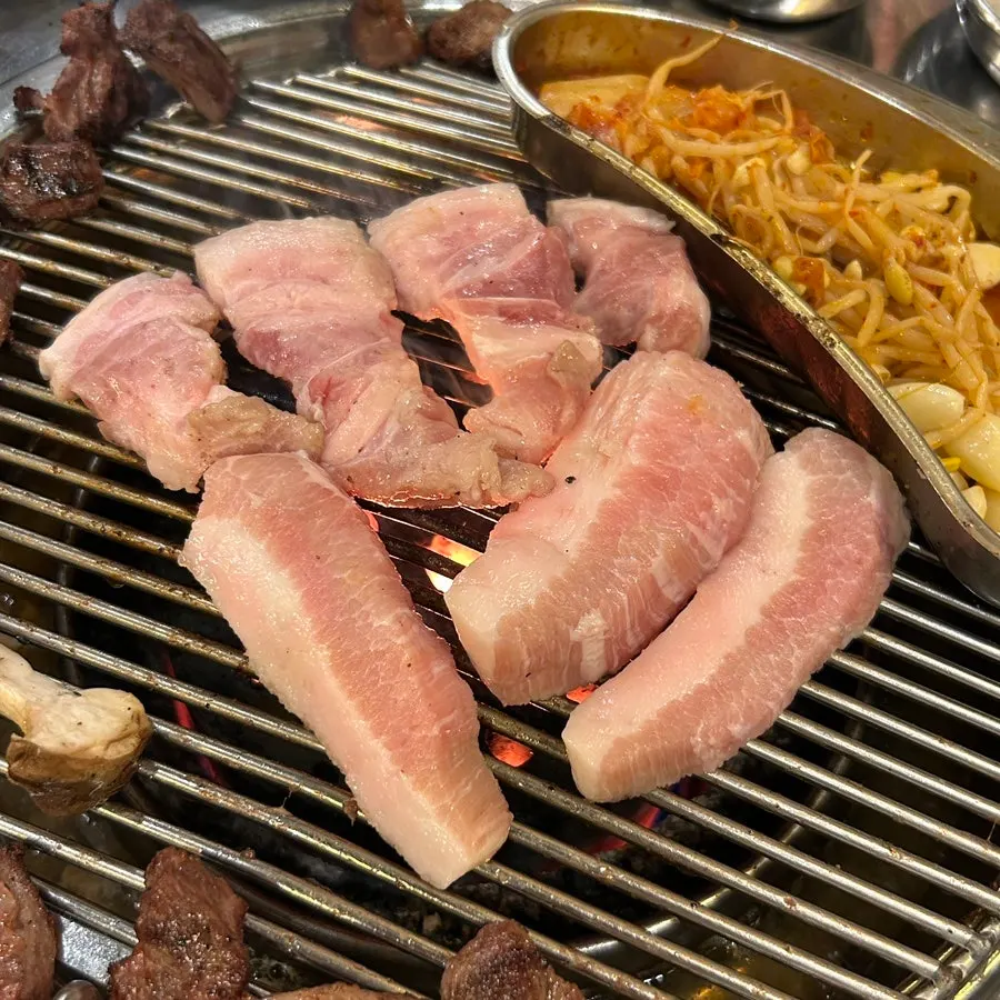 셀프바에서 가져온 양념부추와 반찬