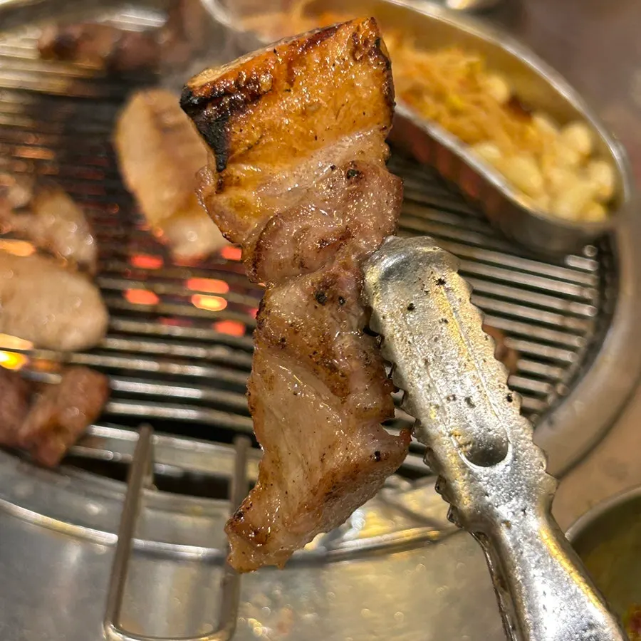불판 위에서 익어가는 돼지 여러 부위