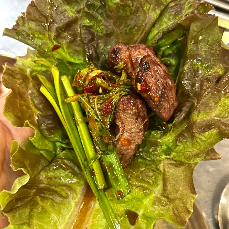 쌈과 함께 먹는 연탄구이 고기