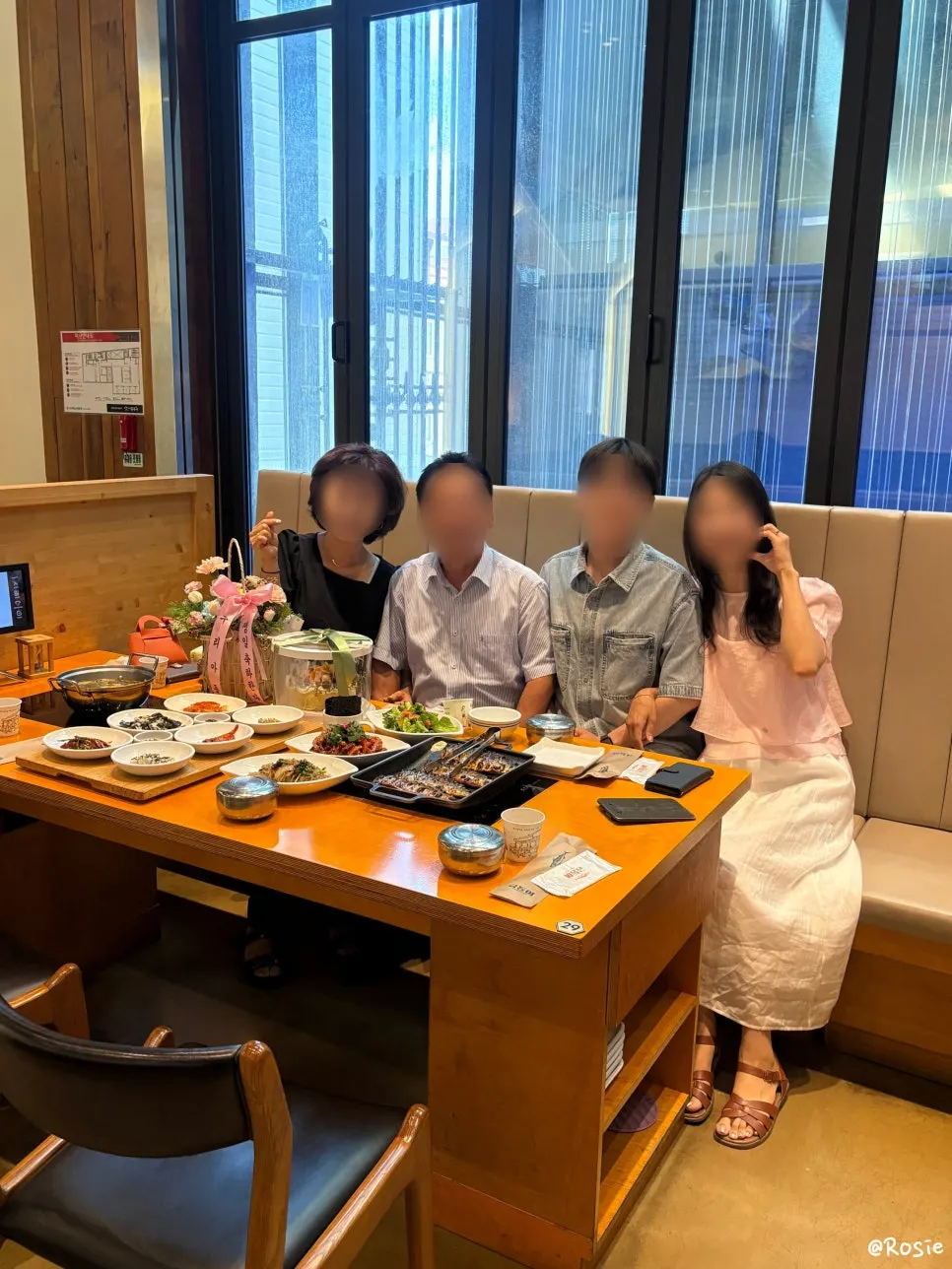 가족모임용으로 세팅된 테이블