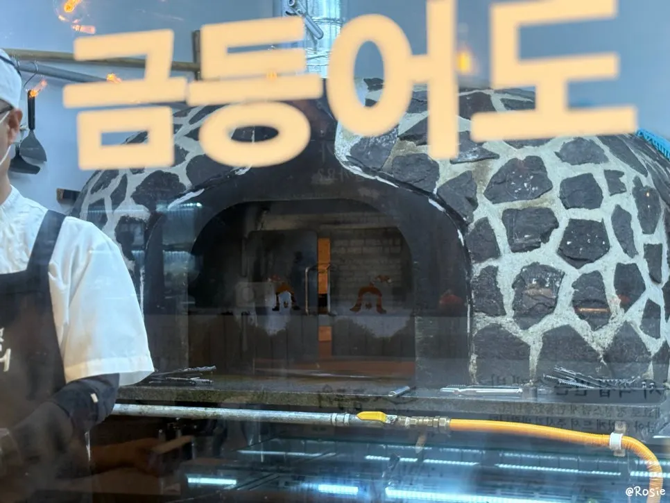 주문 후 화덕에서 구워 나온 고등어구이