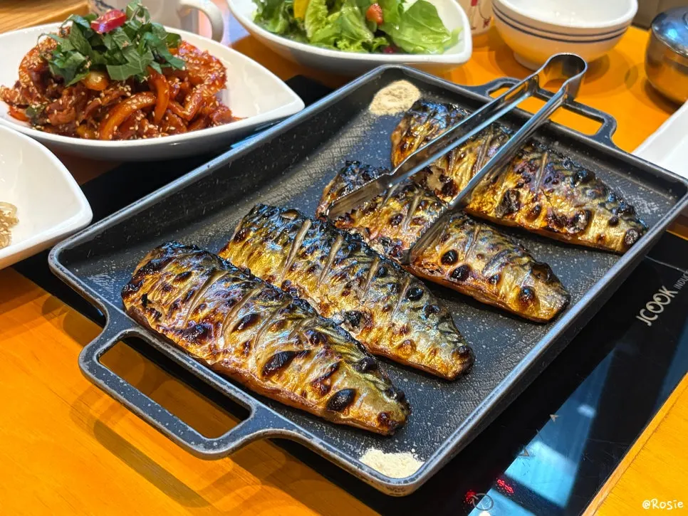테이블 인덕션 위에 올려진 고등어구이
