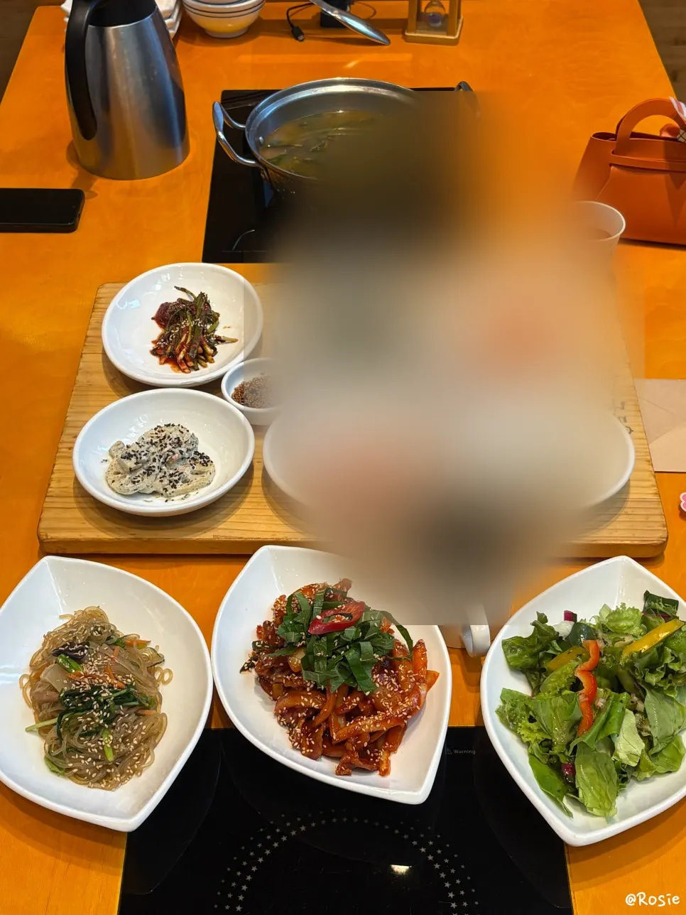 잡채와 샐러드 등 정식 기본찬 한 상