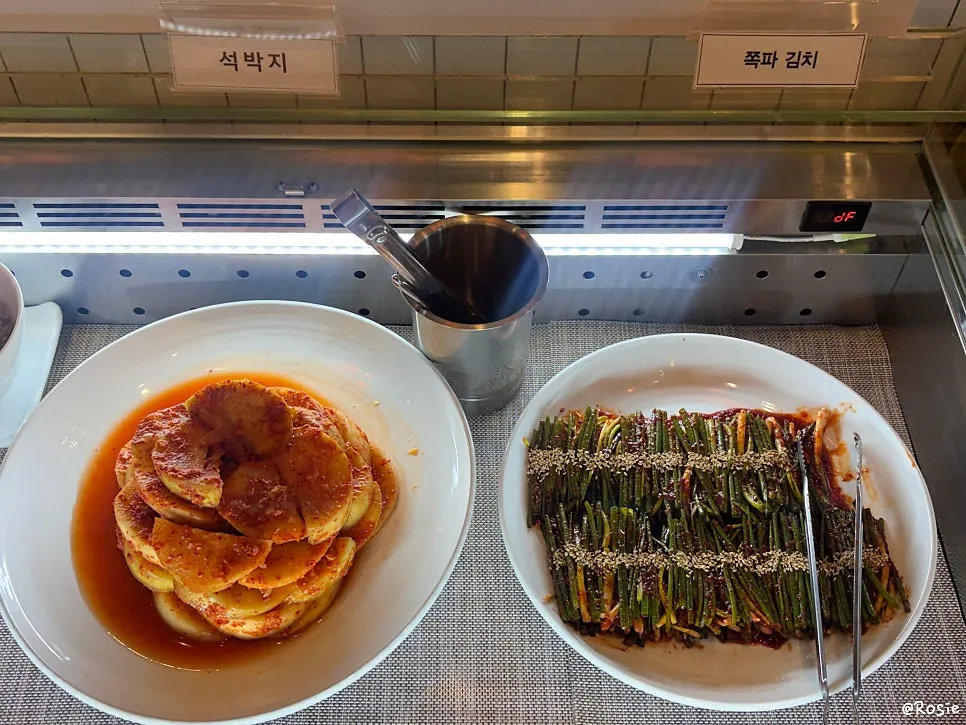 리필 가능한 나물 반찬 코너