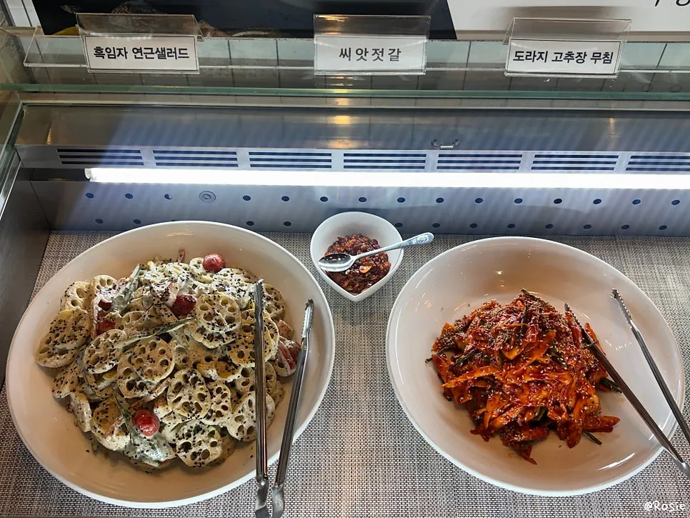 셀프바 도라지무침과 연근무침