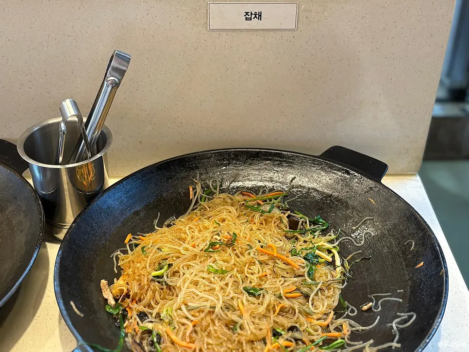 셀프바에 준비된 반찬 용기들