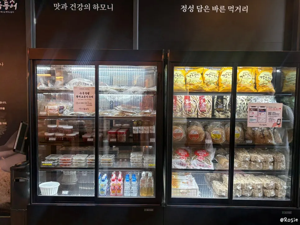 매장에서 따로 구매할 수 있는 먹거리 진열