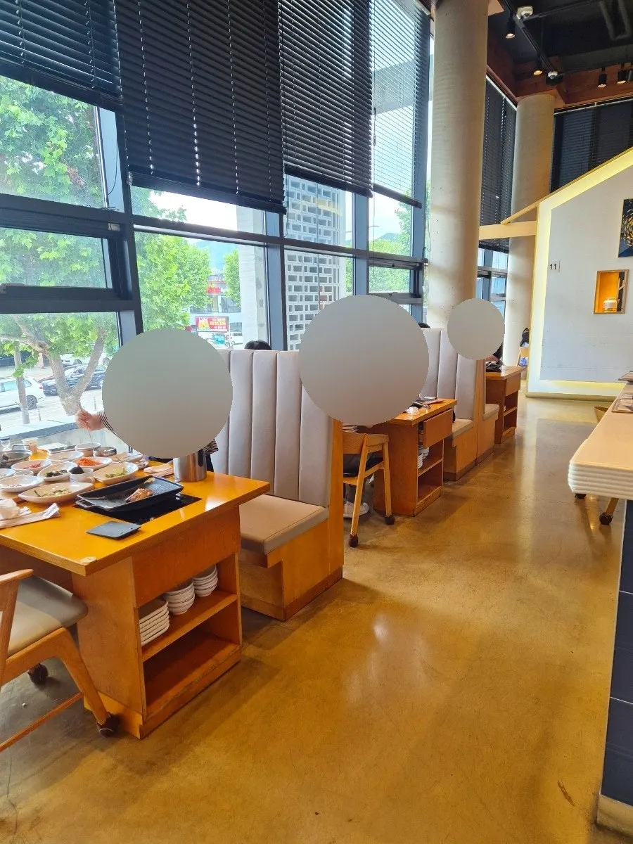 Interior near the entrance of Geumdeungeo Main Branch