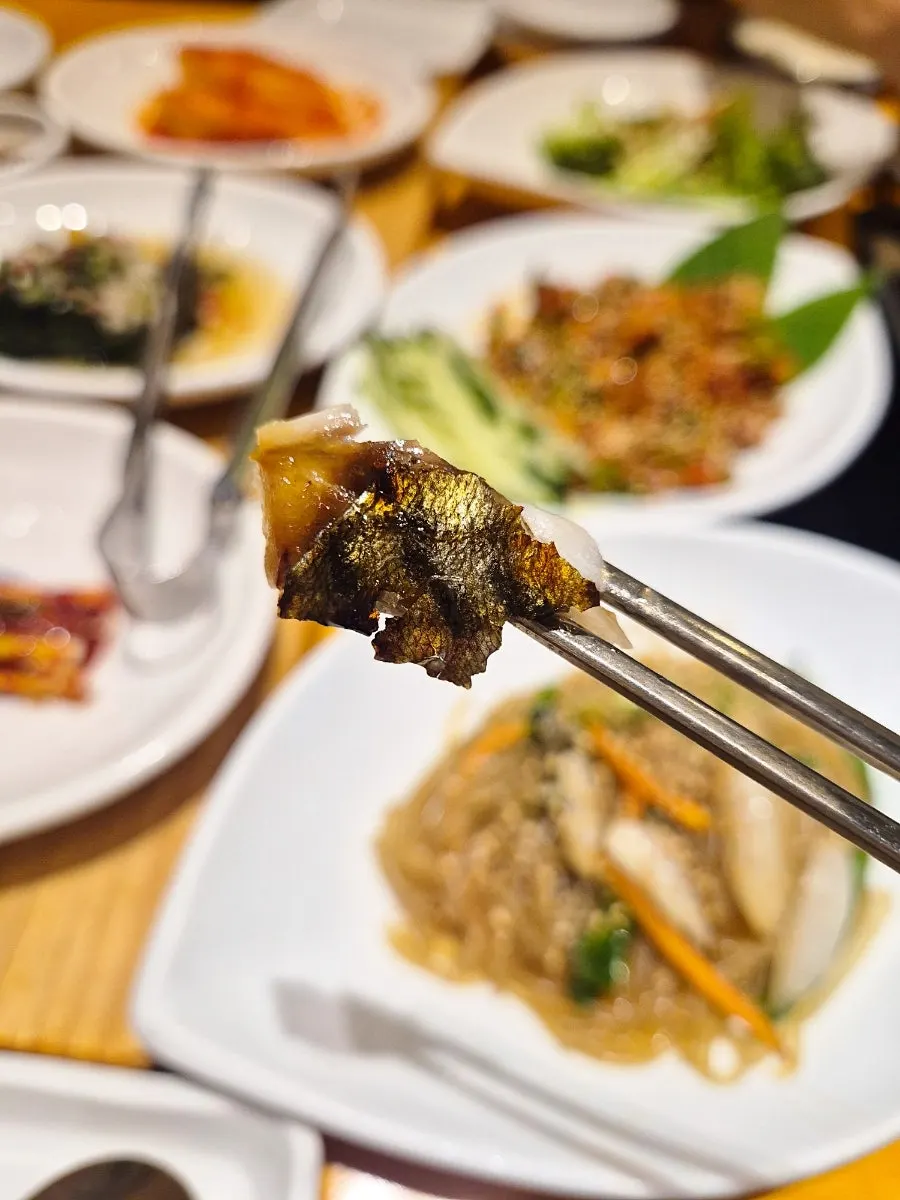 Mackerel flesh and rice on gochujang laver