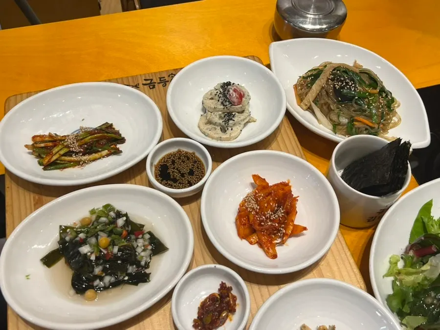 정갈하게 차려진 금등어 밑반찬 상차림