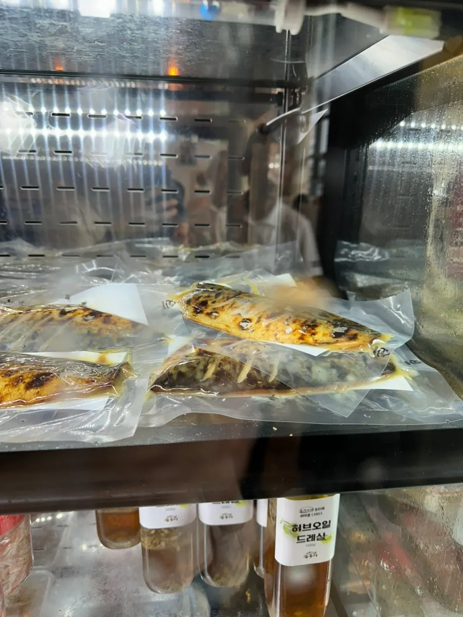 잡채와 멸치볶음이 담긴 반찬 접시