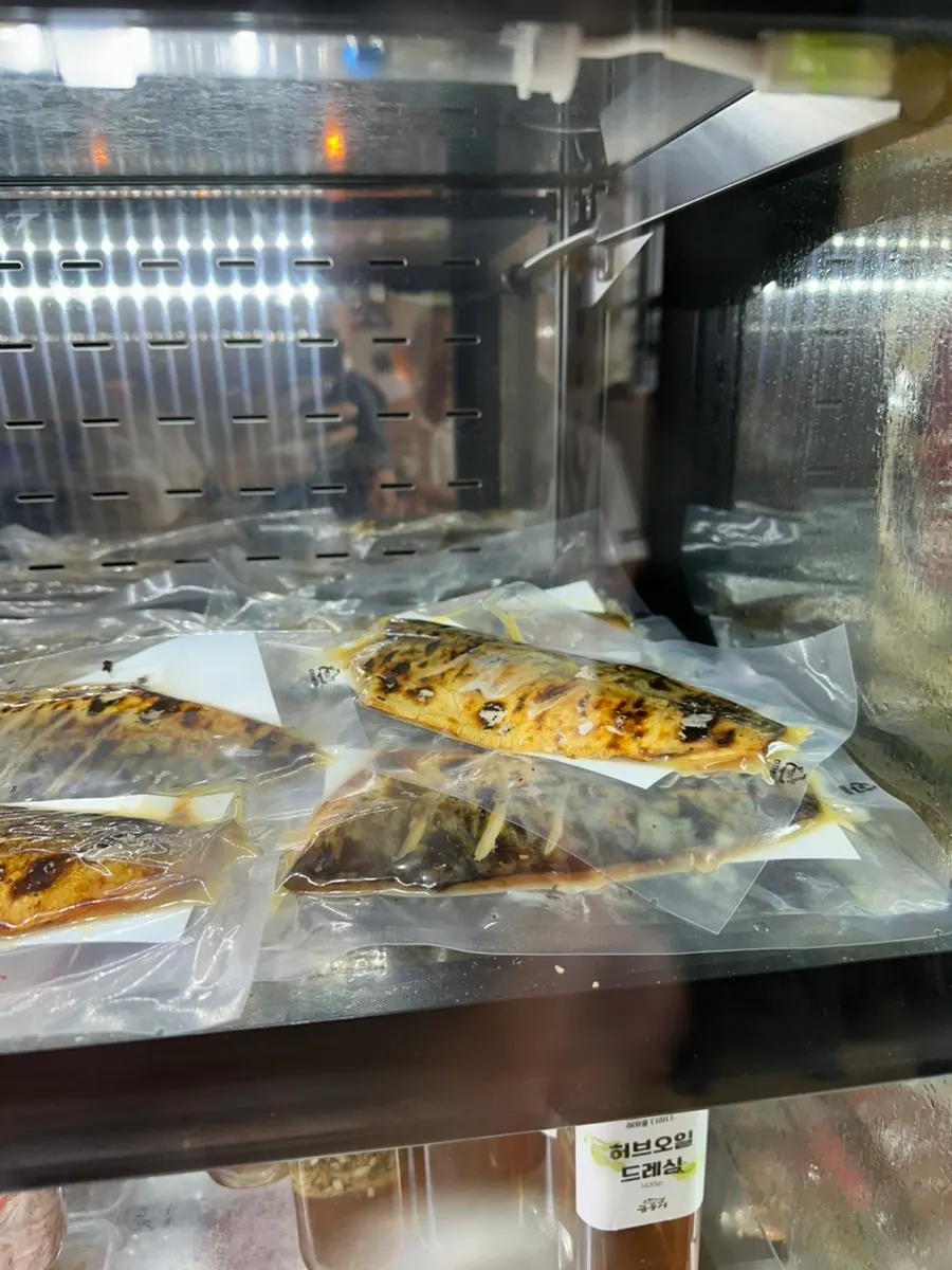 후식 코너의 커피머신과 믹스커피