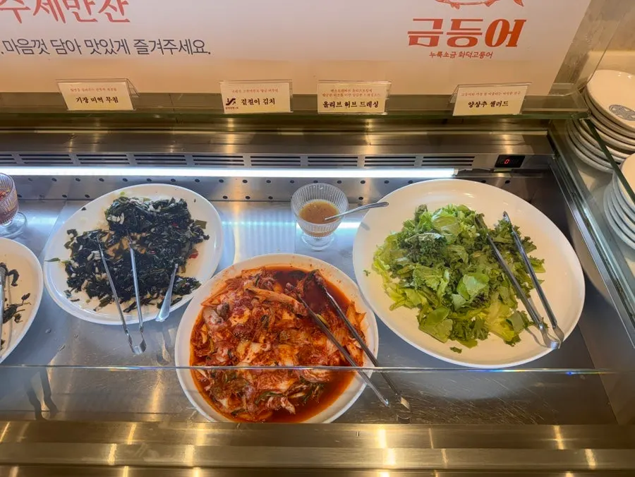 테이블 간격 여유로운 매장 내부