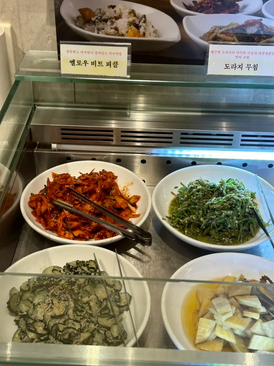 셀프바의 김치와 무침 반찬들