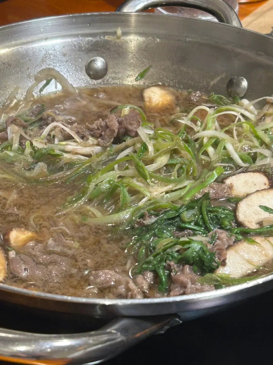 끓고 있는 한우불고기와 당면, 버섯
