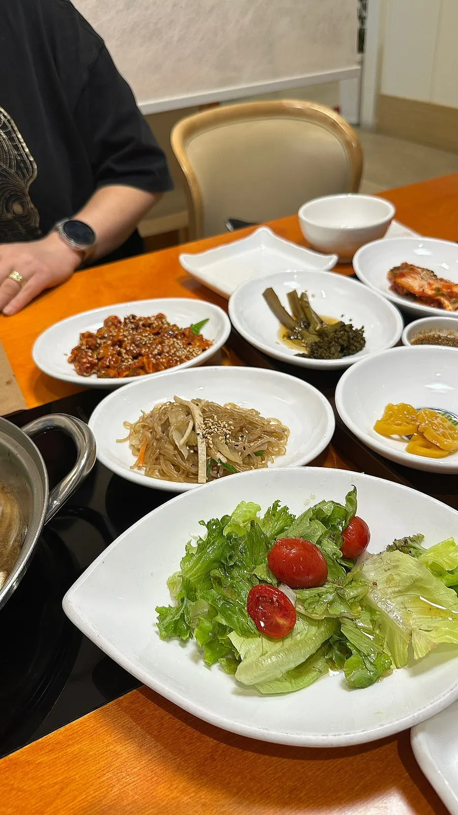 Full table setting of the beef bulgogi pot rice set