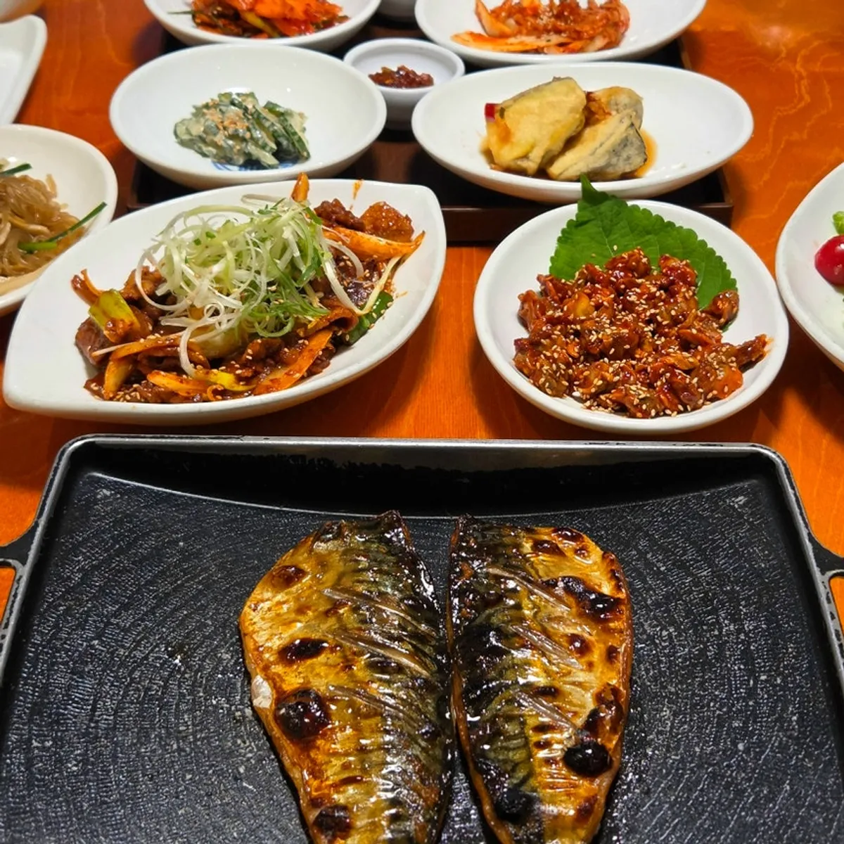 金燈魚達西區直營店韓定食餐桌