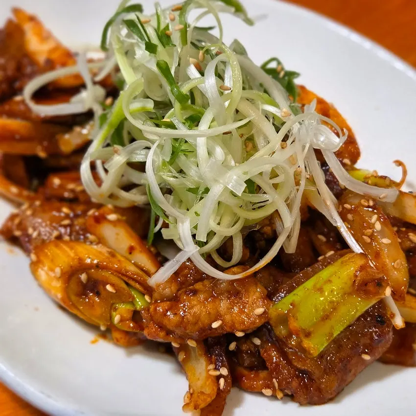 烤鯖魚搭配直火豬肉、血蚶涼拌的一桌菜