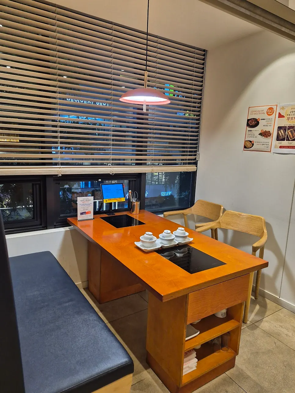 Table seating with blinds that can be lowered at Geumdeungeo
