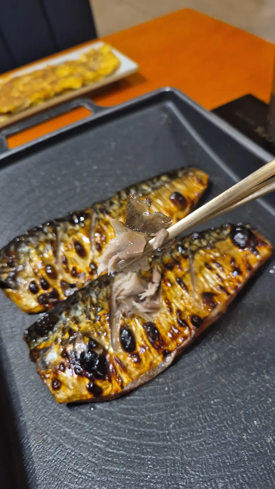 Grilled mackerel served with nuruk salt
