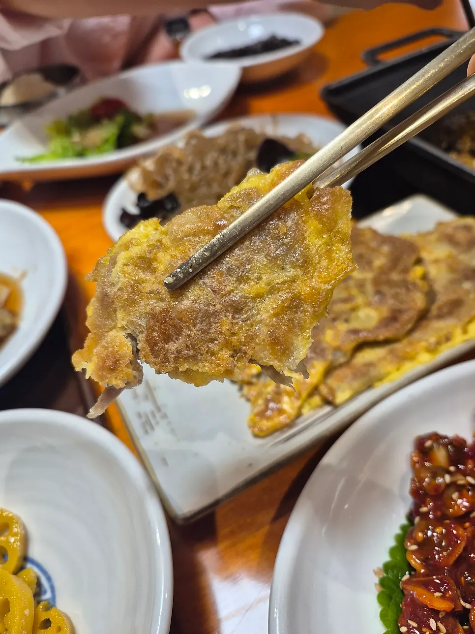 Flounder jeon and cockle salad à la carte dishes