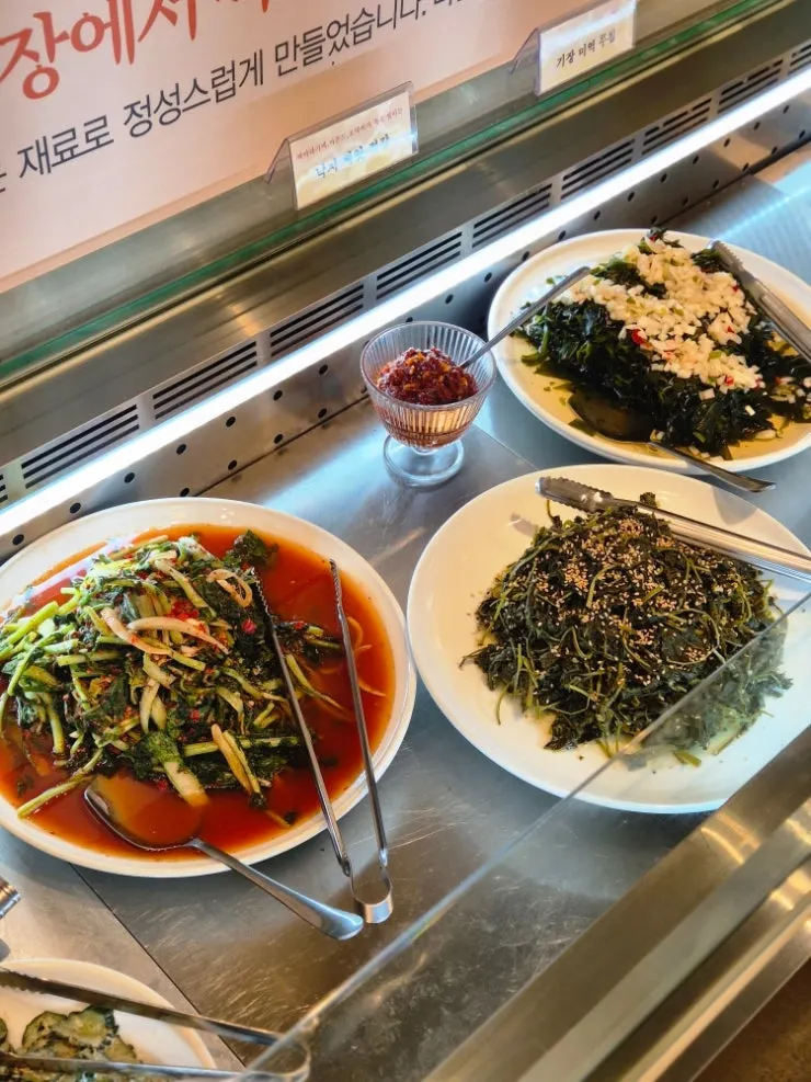 Water kimchi and seaweed salad at the self-serve bar