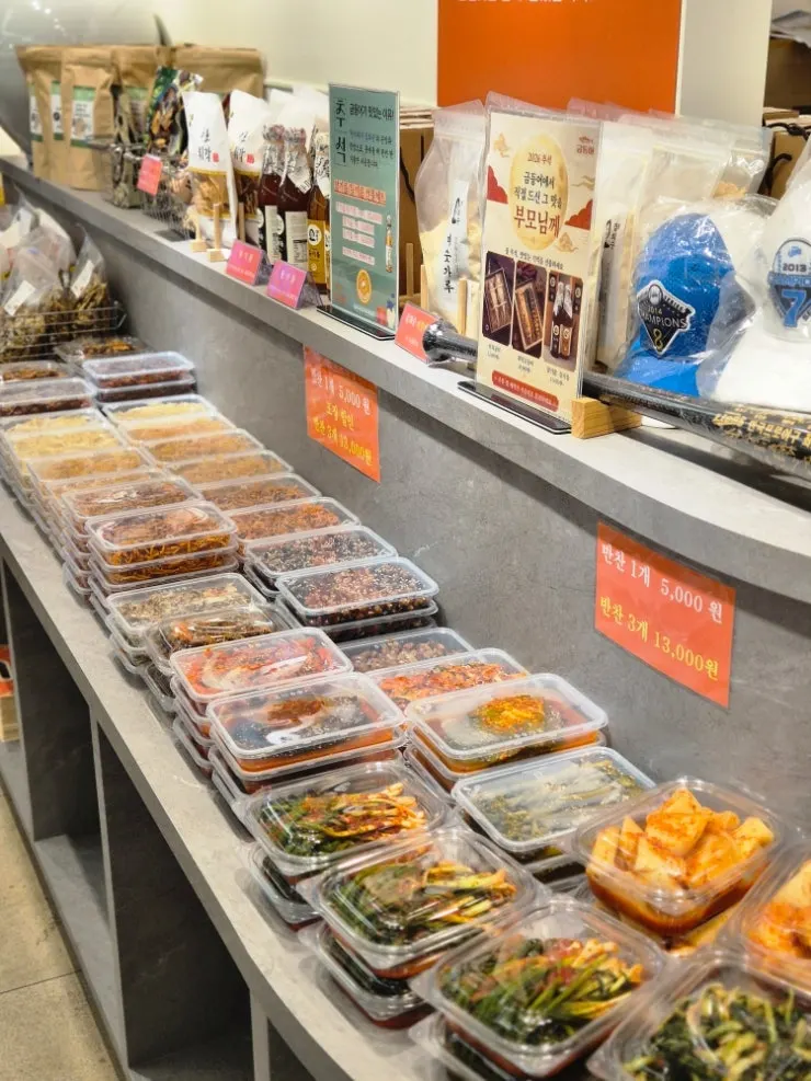 Dessert self-serve bar at the store entrance