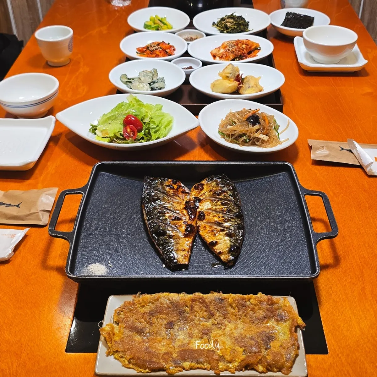 Geumdeungeo wood-fired mackerel set table spread