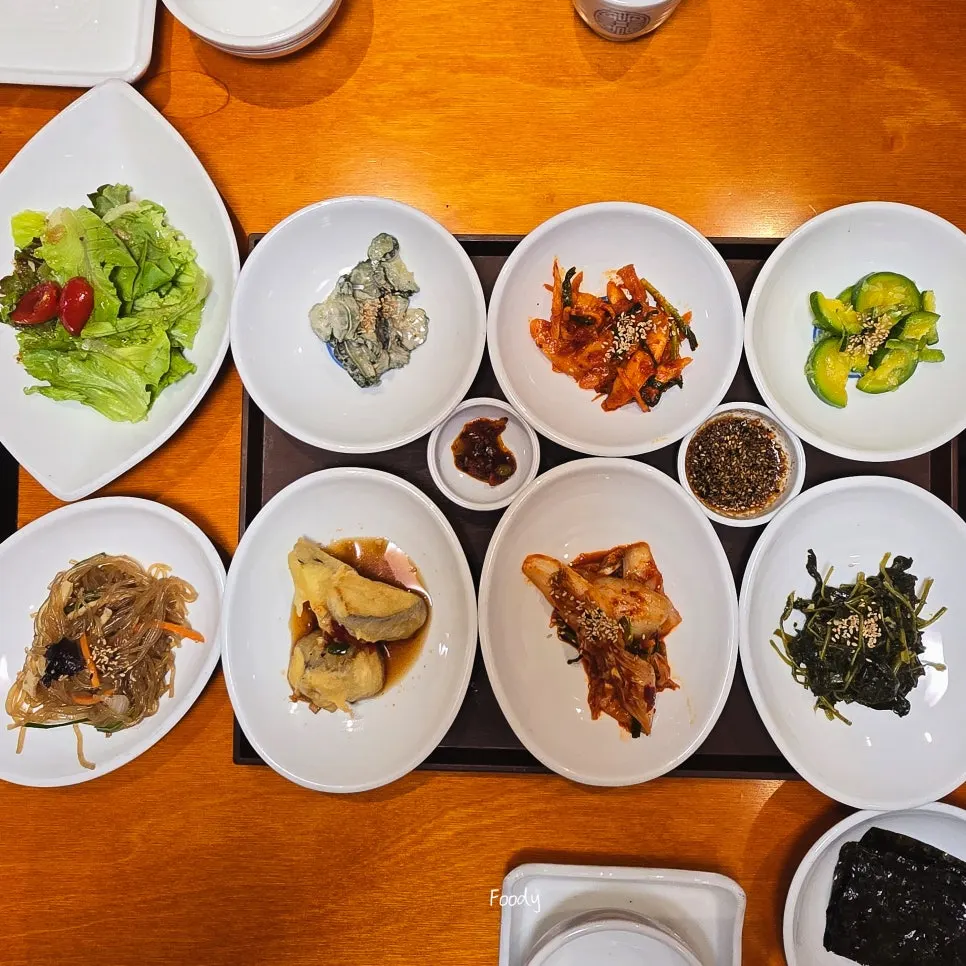 Basic side dishes set out after ordering