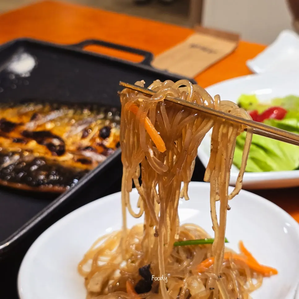 Handmade side dishes including seasoned vegetables and geotjeori