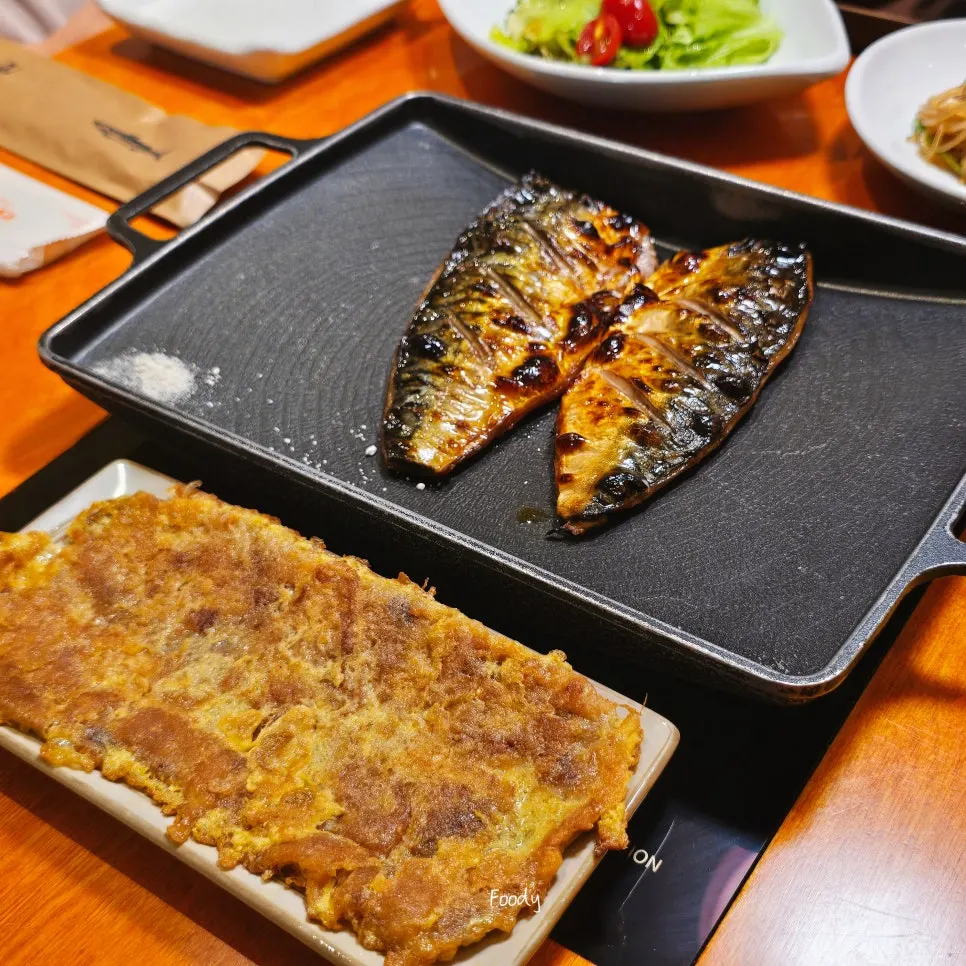 Full spread of the Geumdeungeo hot-pot rice set for two