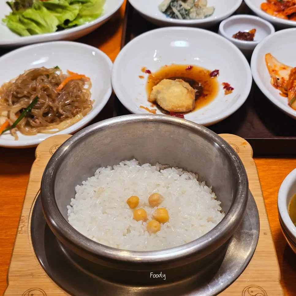 Freshly opened hot-pot rice with the lid removed