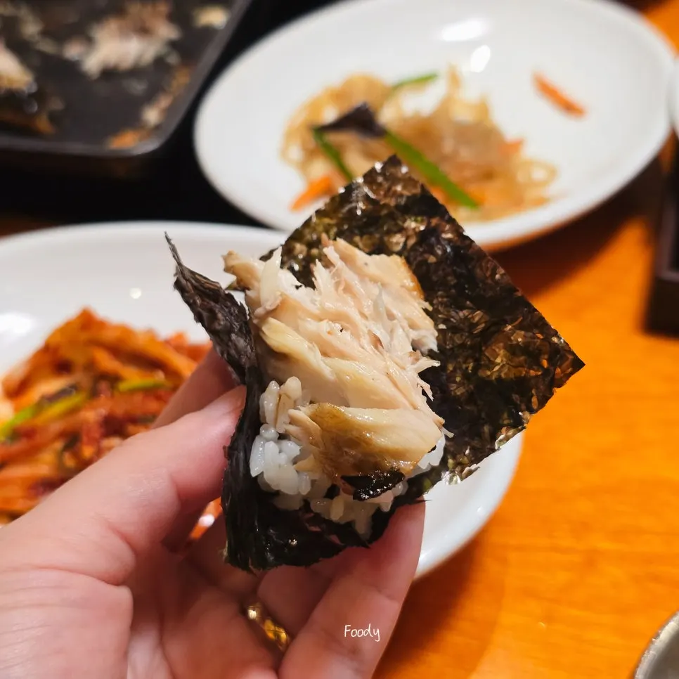 A spoonful of hot-pot rice topped with mackerel flesh