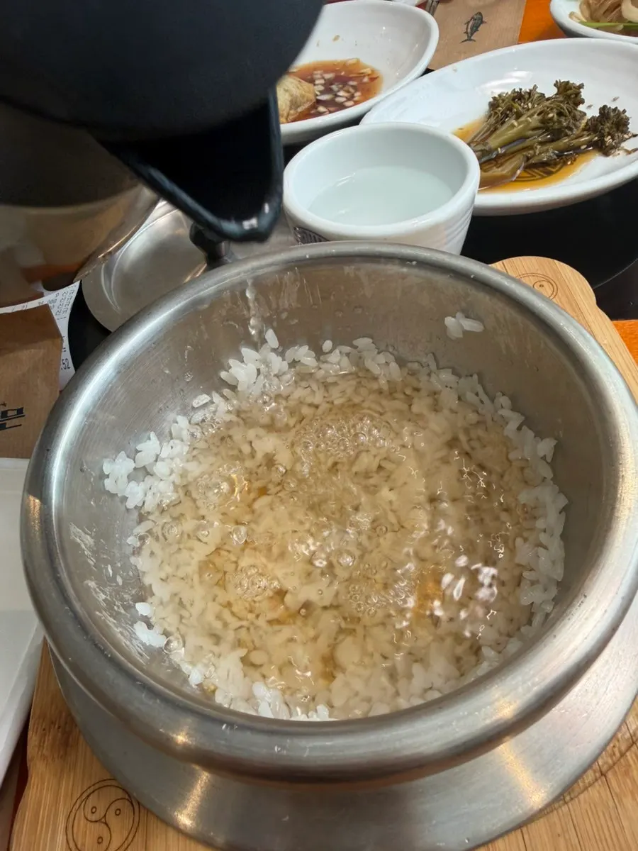 A meal of freshly-cooked pot rice with grilled mackerel