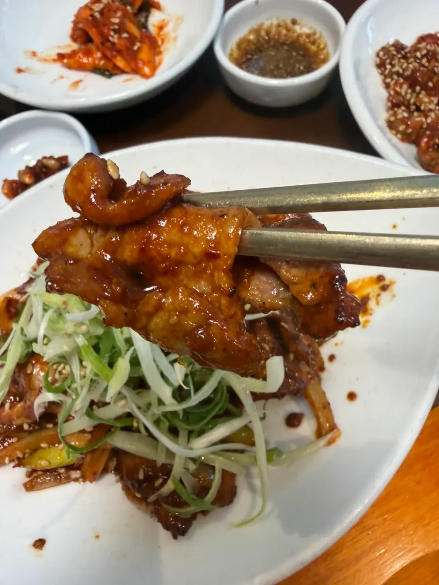 Braised pork paired with warm pot rice