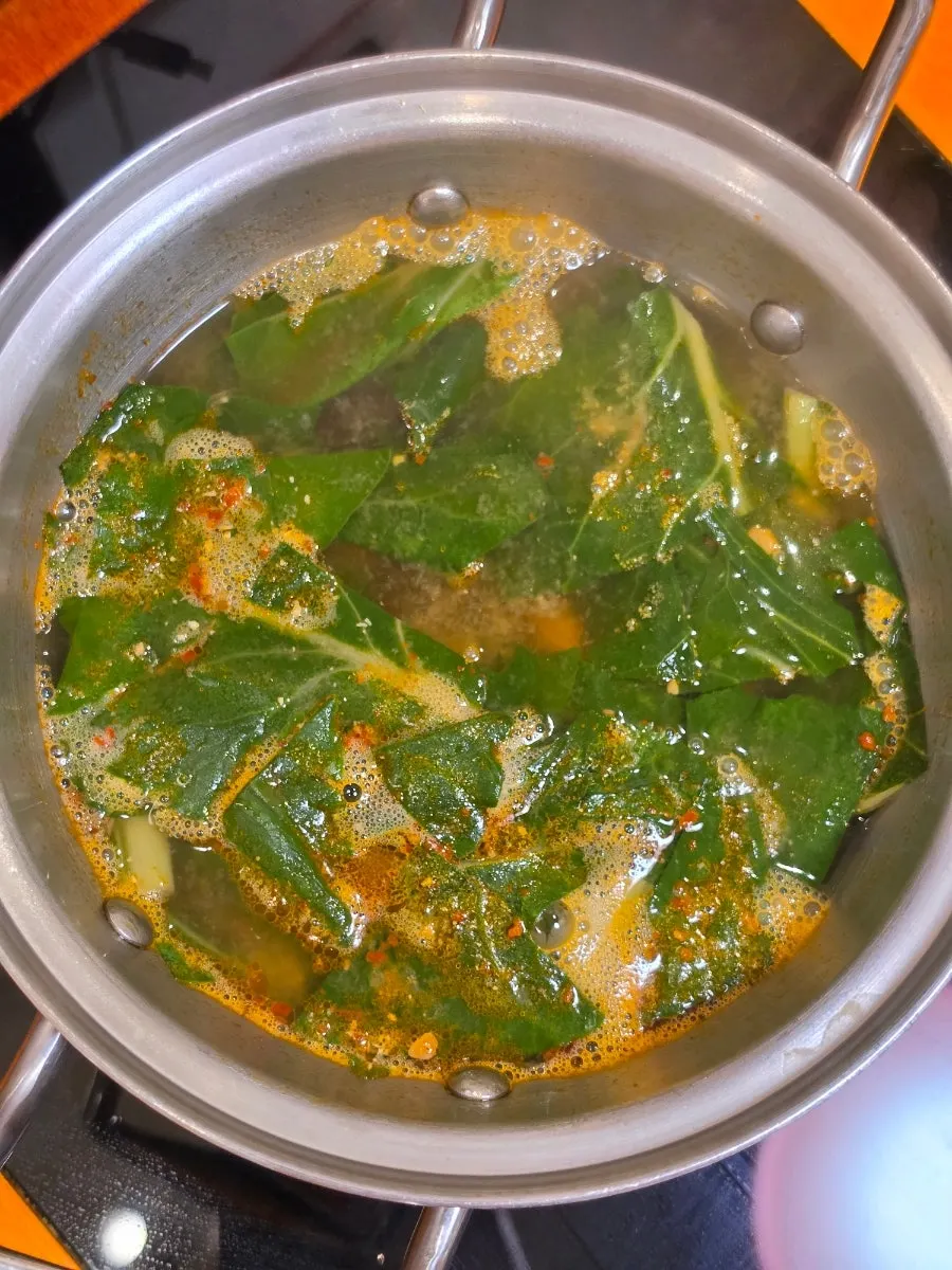 룸 테이블에 차려진 한정식 상차림