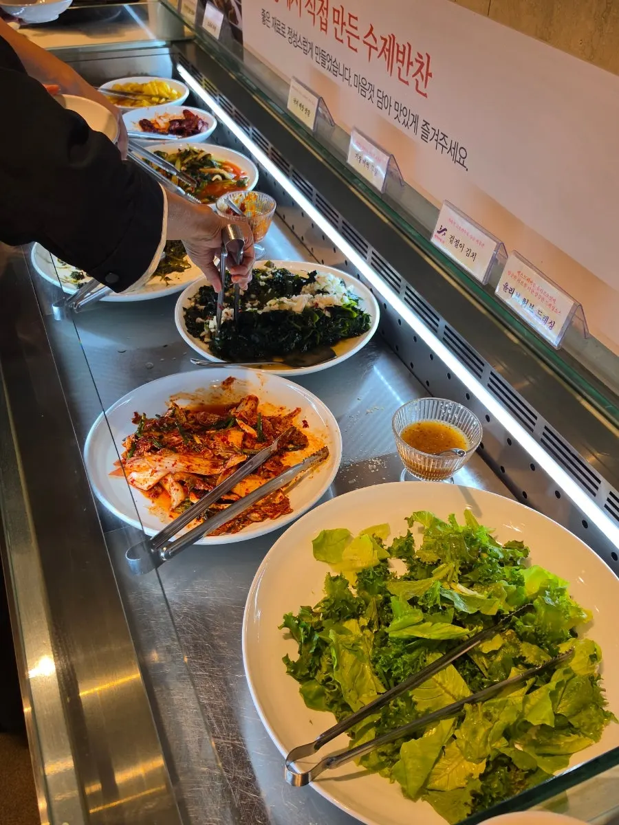 흰 밥 위에 올린 고등어 한 점