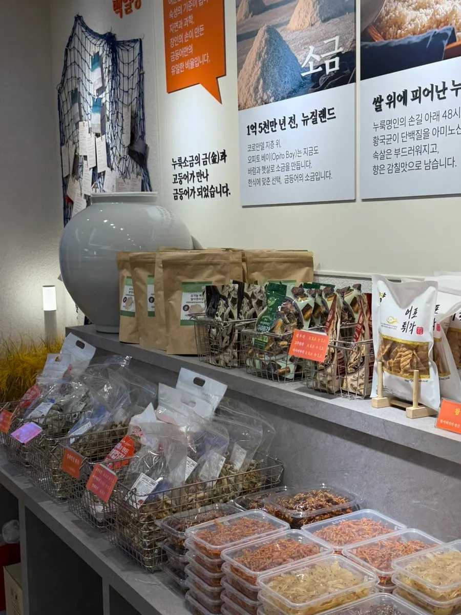 Side dishes and meal kits displayed for sale in the store