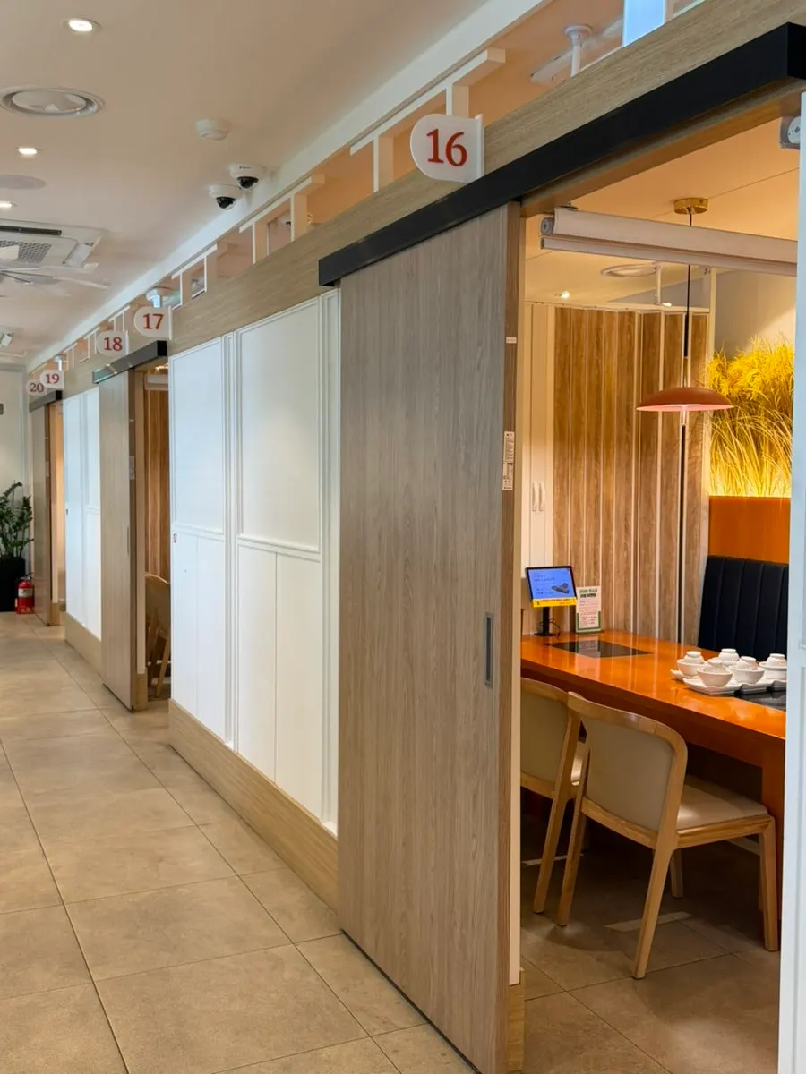 Interior of Geumdeungeo split around the self-serve bar