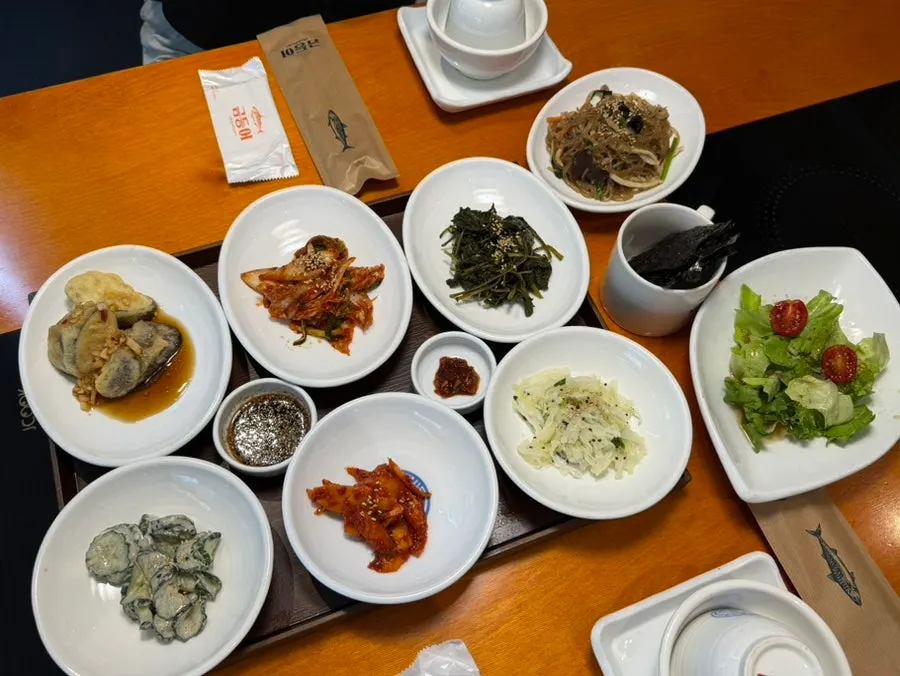 Fried eggplant, geotjeori, and namul side dish set