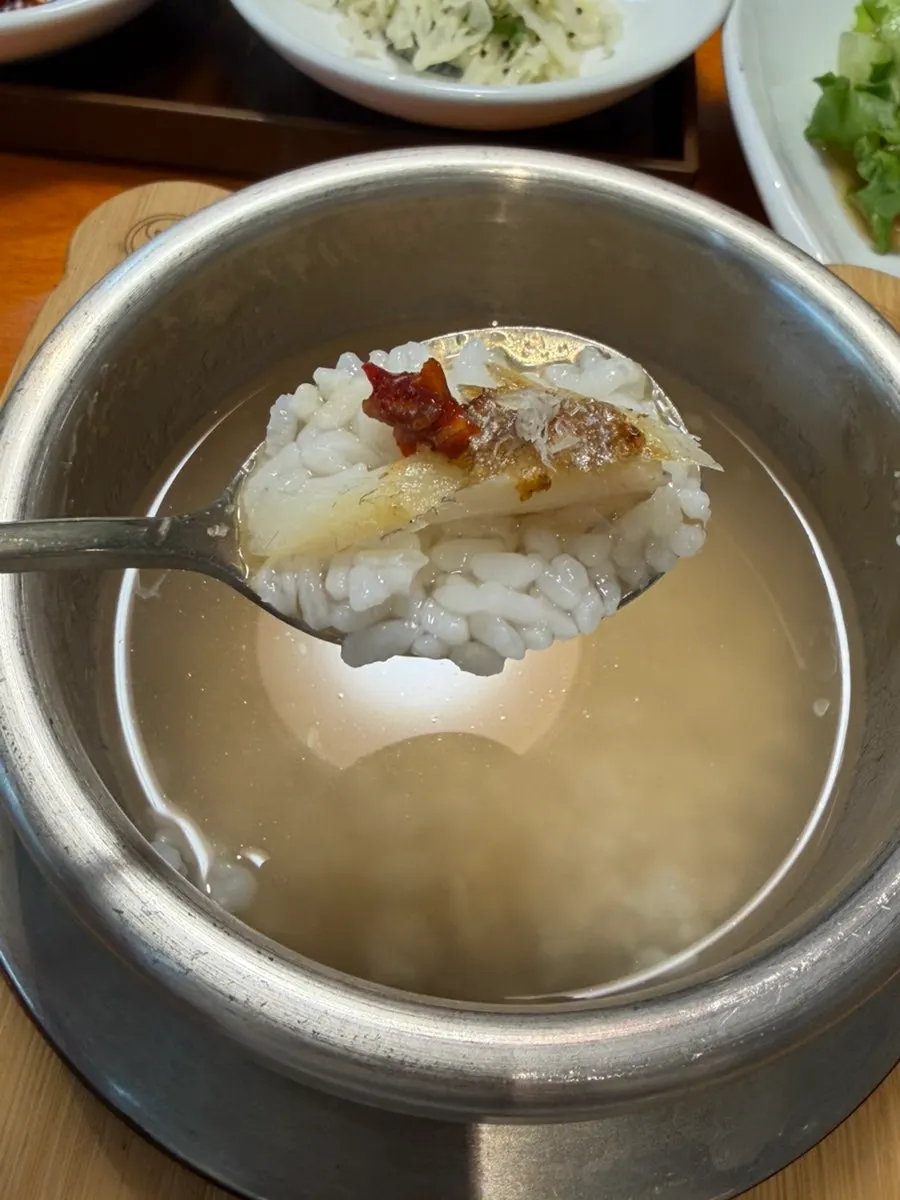 Nurungji and sungnyung made from the hot pot rice