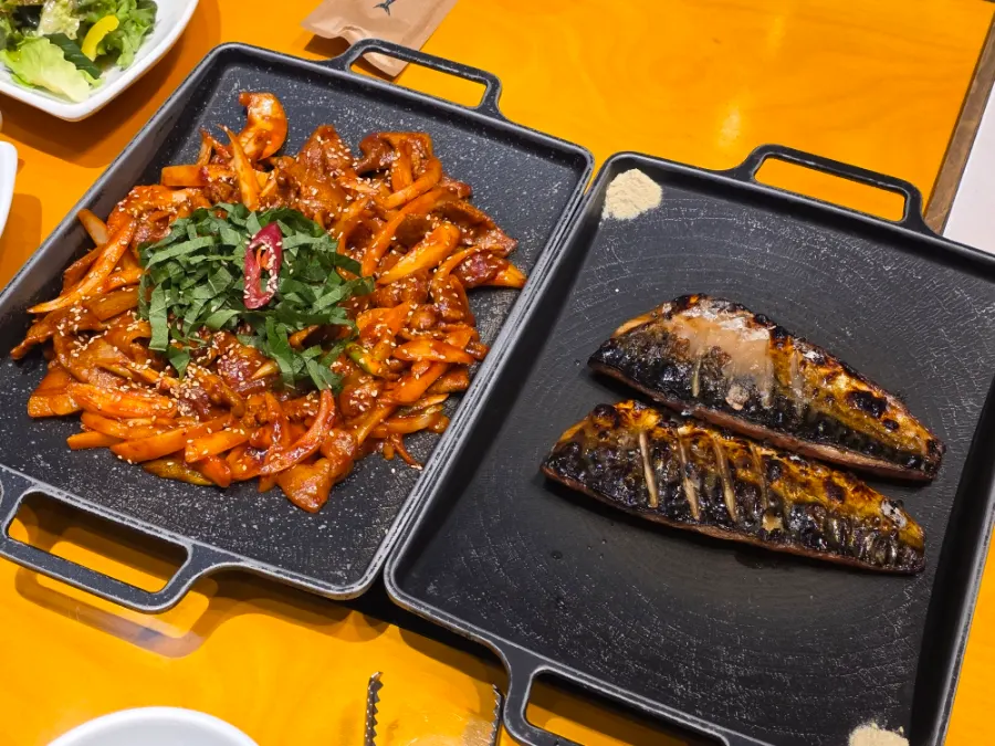 A full spread of wood-fired mackerel at Geumdeungeo Deulanguil Main Branch