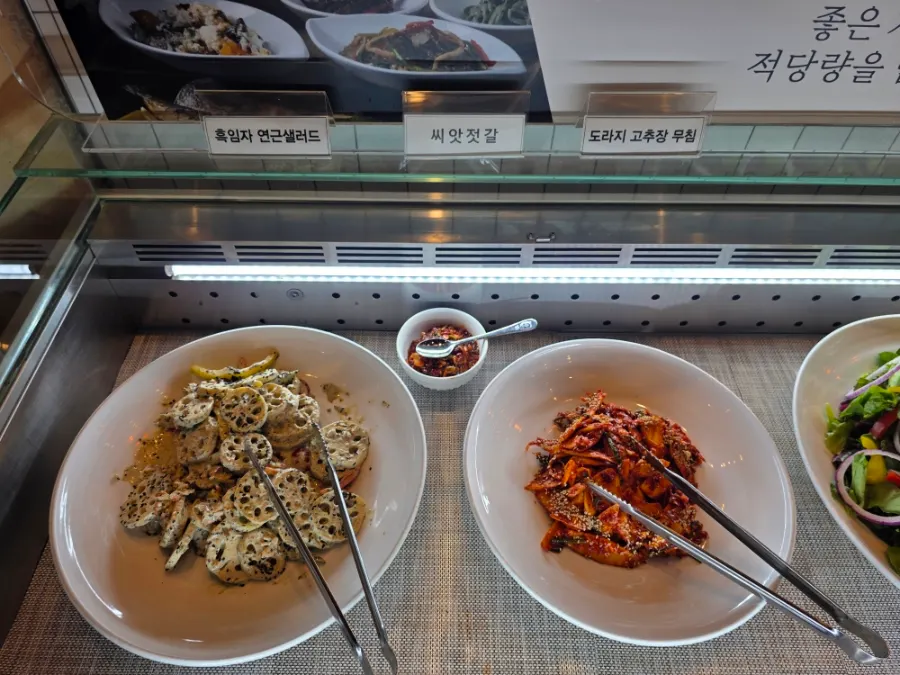 Display corner of self-serve bar banchan options