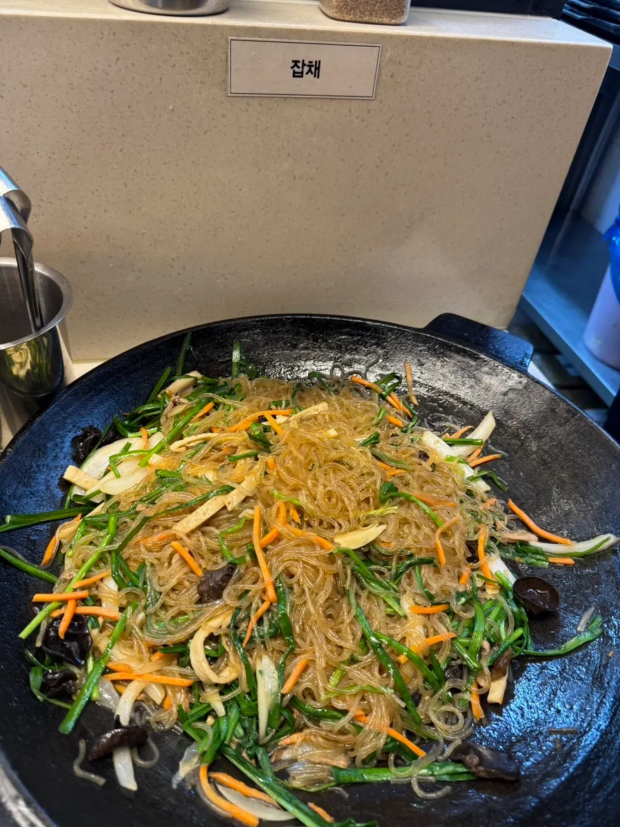 셀프바에서 담아온 반찬 접시