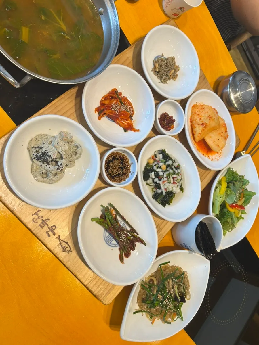연근무침과 잡채 등 금등어 밑반찬 접시