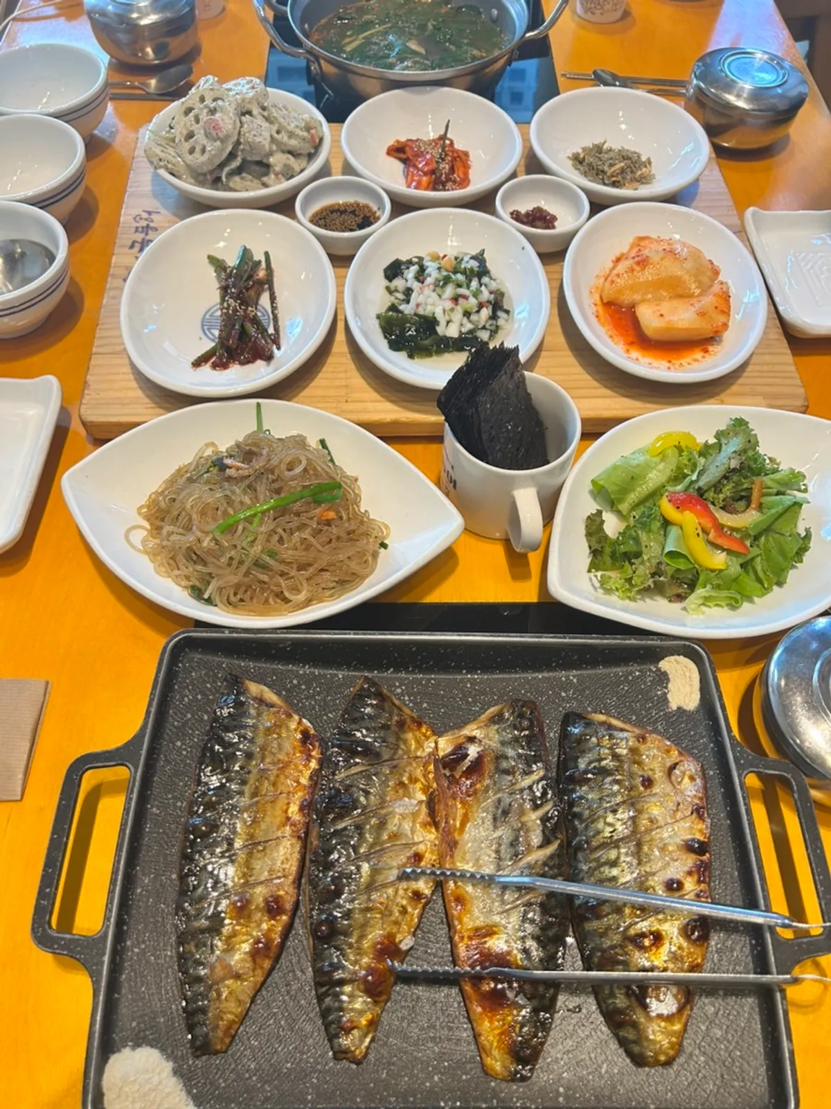 인덕션 위에 올려진 화덕 고등어구이 한 상