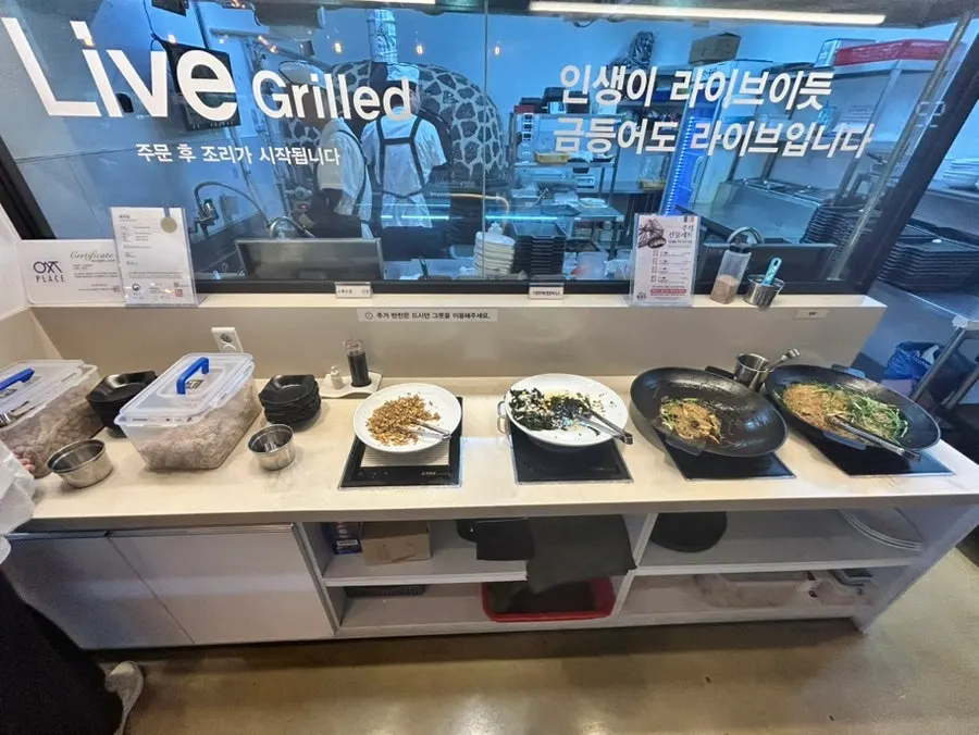 셀프바에서 리필한 샐러드와 미역무침