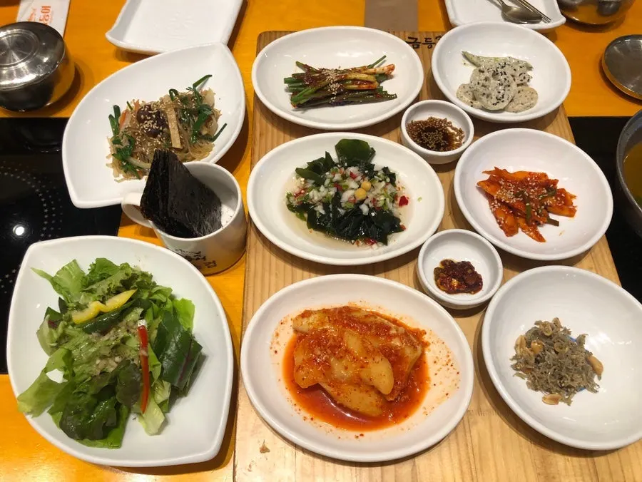 차려지기 시작한 기본 반찬 상차림