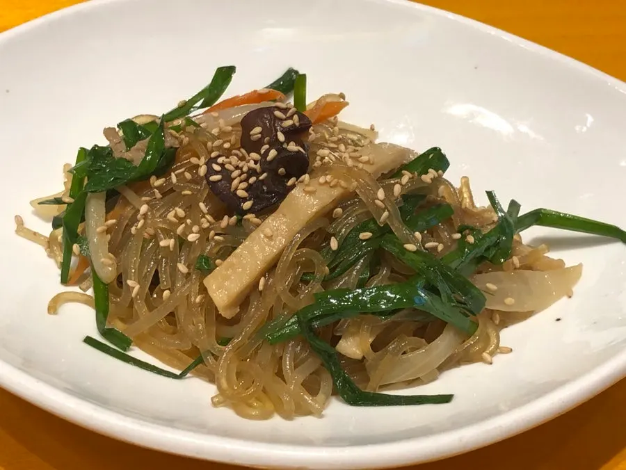 잡채와 나물 등 밑반찬 접시
